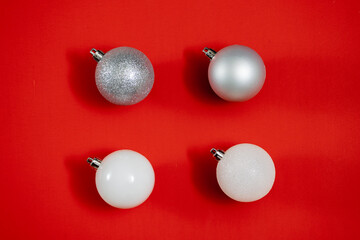esferas y decoración de navidad en fondo de color