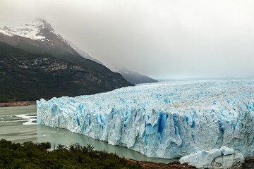 panorama da geleira perito moreno com uma gigantesca parede de gelo, como o oceano à sua frente e...
