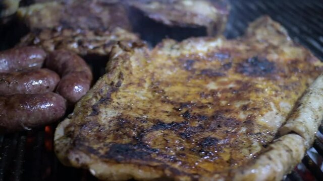 asado argentino carne de vaca cerdo chorizo morcilla chinchulines costilla a las brasas comida tipica y tradicional cordoba argentina