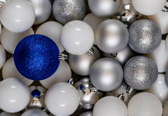 esferas de navidad azul y plata