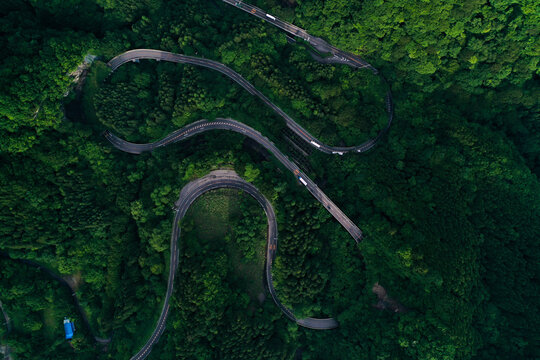 曲がりくねった山道の空撮画像 / winding road drone shot