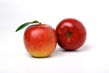 Fototapeta na wymiar 白い背景に赤いリンゴ