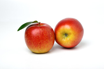 白い背景に赤いリンゴ