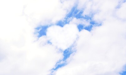 Obraz premium Heart Shape Cloud on blue sky - image 