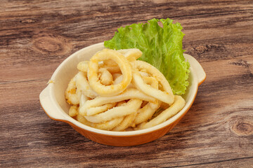 Roasted squid rings with salad