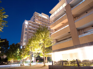 住宅街の大型マンション