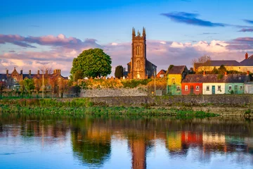 Photo sur Aluminium Ciel bleu Amazing landscape with a church by the Shannon river in Limerick, Ireland