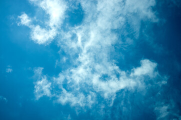 Fototapeta na wymiar Tapeta kompozycja białych delikatnych chmur na niebieskim niebie