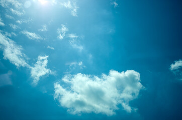 Fototapeta na wymiar Tapeta kompozycja białych delikatnych chmur na niebieskim niebie