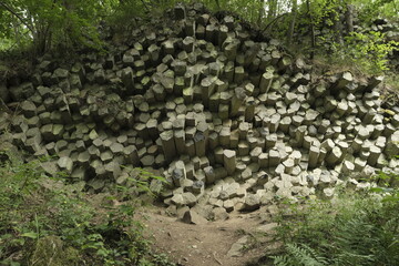 Basaltsäulen im NSG Gangolfsberg in der Kernzone des Biosphärenreservat Rhön, Bayerischen Rhön, Landkreis Rhön-Grabfeld, Unterfranken, Bayern, Deutschland