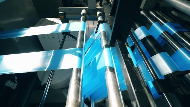 Rolling conveyor with blue polyethylene spinning through it