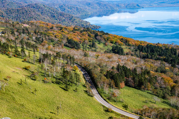 秋の美幌峠から見た屈斜路湖と道路　車なし（北海道・弟子屈町）