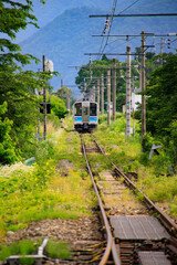 Fototapeta premium 単線を走る電車