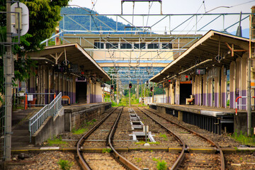地方の無人の駅舎