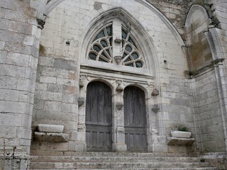 Fototapeta na wymiar Altes Kirchenportal in Frankreich