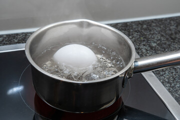 Ei in kochendem Wasser hartkochen