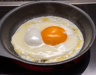 Spiegelei in der Pfanne - Frühstück