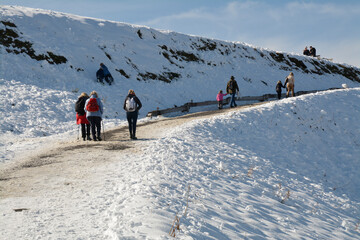 schneewanderer im kleinwalsertal