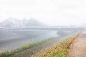 霧に包まれた景色の写真。迷いのイメージ。