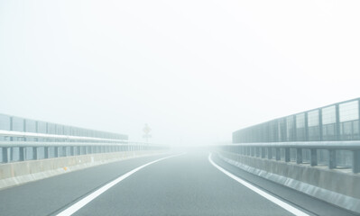 霧で前方が見えない高速道路の写真