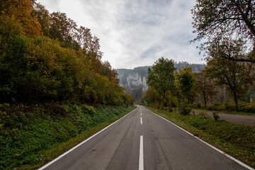 Fototapeta na wymiar Das wunderschöne Donautal im Herbst