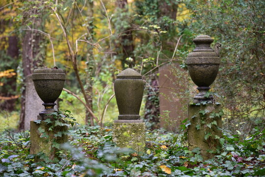 Alte Urnen auf dem Wilmersdorfer Waldfriedhof in Stahnsdorf