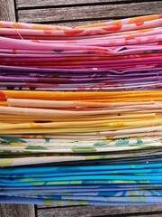 Stoffb&uuml;ndel im Regenbogen gestapelt