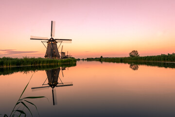 Fototapeta na wymiar Amazing sunset over the windmills of Kinderdijk, Netherlands