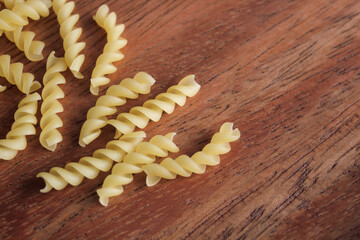 散らばったショートパスタ