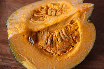 カボチャと種子の断面のアップ