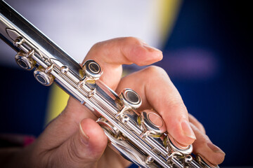 Obraz premium Woman playing a flute.