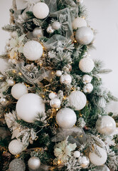 Fototapeta na wymiar Bright christmas tree