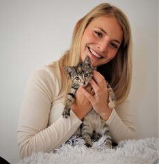 Blondine mit Katze