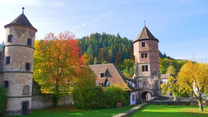 Blick auf den Torturm und den Südflügel mit Treppenturm des ehemaligen Klosters St. Peter und Paul in Calw-Hirsau, Schwarzwald