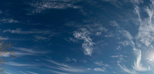 Schleierwolken am blauen Himmel