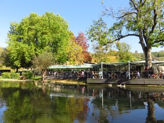 Restaurant type "guinguette" au bord d'un lac en automne, en Champagne-Ardenne, avec des arbres et leur reflet dans l'eau (France)