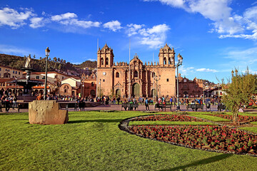 Fototapeta premium Plaza de Armas square with its stunning landmark, Cusco Cathedral, Cusco, Peru, South America