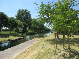 Fototapeta na wymiar Somme canal at the Froissy lock
