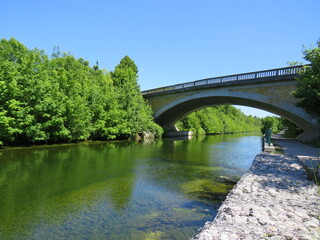 Fototapeta na wymiar Bridge over the somme canal at Frossy