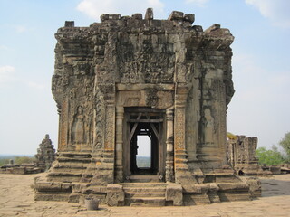 Naklejka premium Exploring the stunning Khmer Empire temple complexes of Angkor Wat outside of Siem Reap in Cambodia, Asia