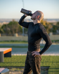 Persona entrenando al aire libre en un parque de barras, fitness