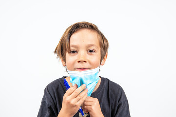 enfant portant un masque chirurgical, covid 19