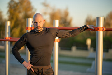 Persona entrenando al aire libre en un parque de barras, fitness