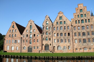 Historische Backsteingebäude an der Trave in der Altstadt von Lübeck - 389396075