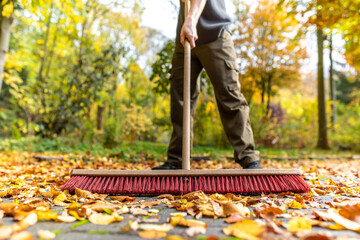 Im Herbst Blätter zu Hause zusammenfegen