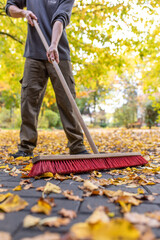 Im Herbst Blätter zu Hause zusammenfegen