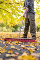 Blätter zusammen fegen im Herbst 