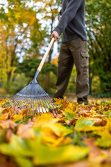 Den Hof im Herbst von Blättern befreihen zusammen fegen