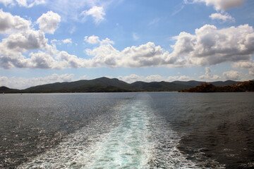 Scia spumeggiante con mare cielo e costa dell'Isola d'Elba