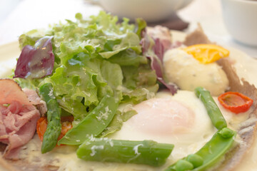 朝に食べる、そば粉のガレットと紅茶